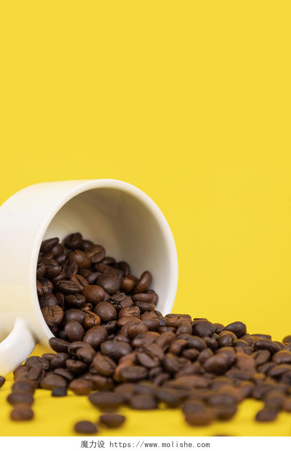 咖啡豆黄色背景图